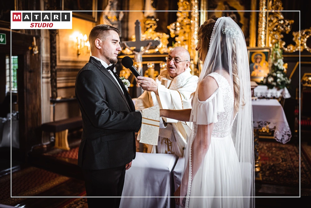 Fotografia ślubna z uśmiechem Pary Młodej przy ołtarzu