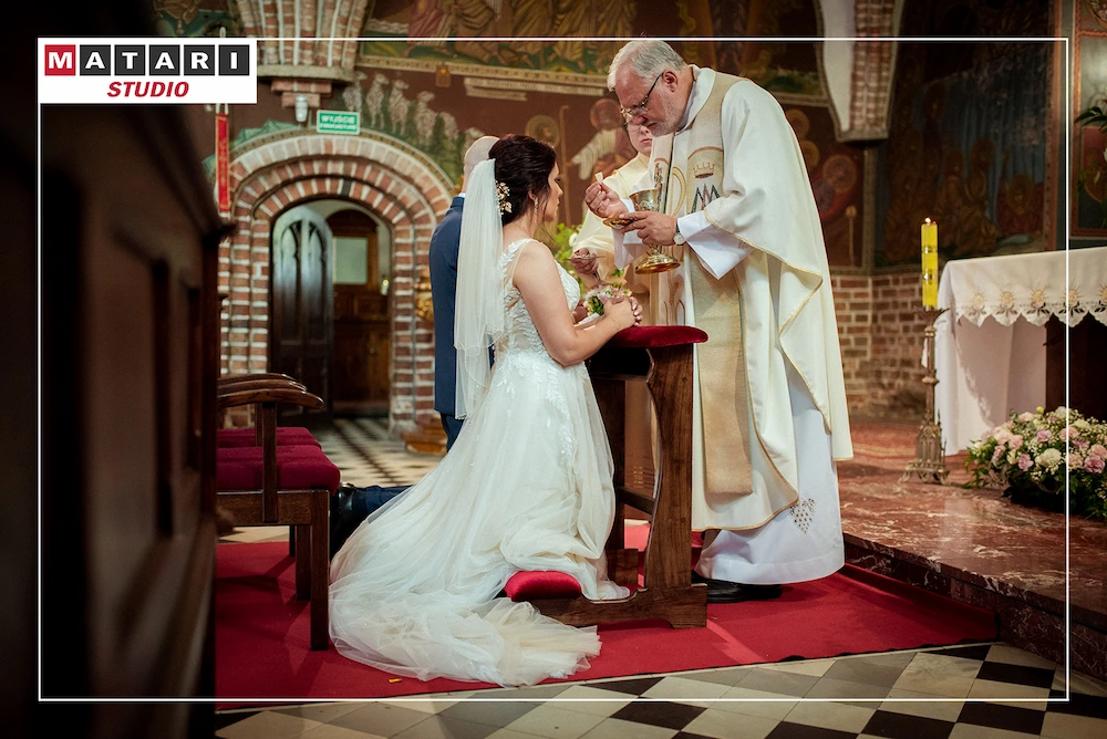 Kamerzysta na wesele filmuje detale obrączek