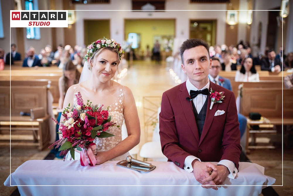 Kamerzysta na ślub rejestruje detale dekoracji ołtarza