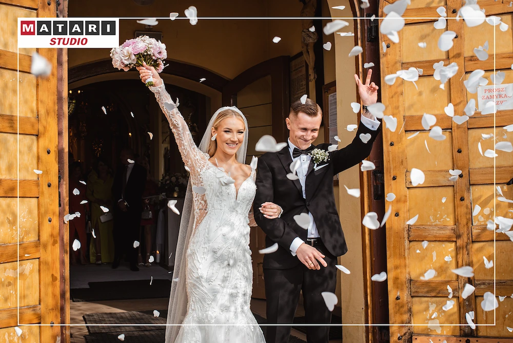 Kamerzysta na ślub uwiecznia moment pierwszego pocałunku