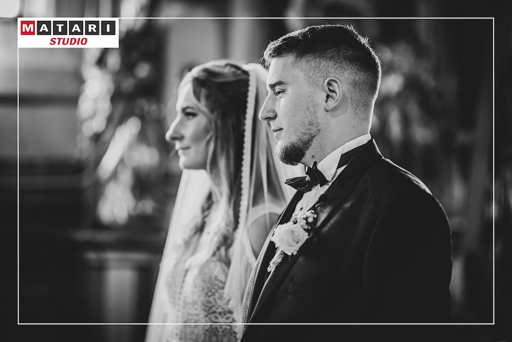 Fotografia ślubna z momentem wyjścia Pary Młodej