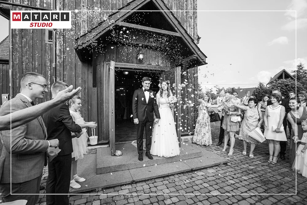 Fotograf na wesele rejestruje atmosferę ceremonii