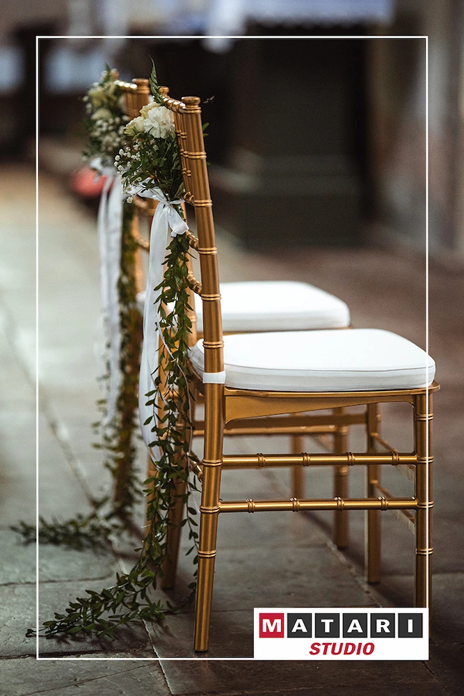 Fotografia ślubna z emocjami Panny Młodej przy ołtarzu