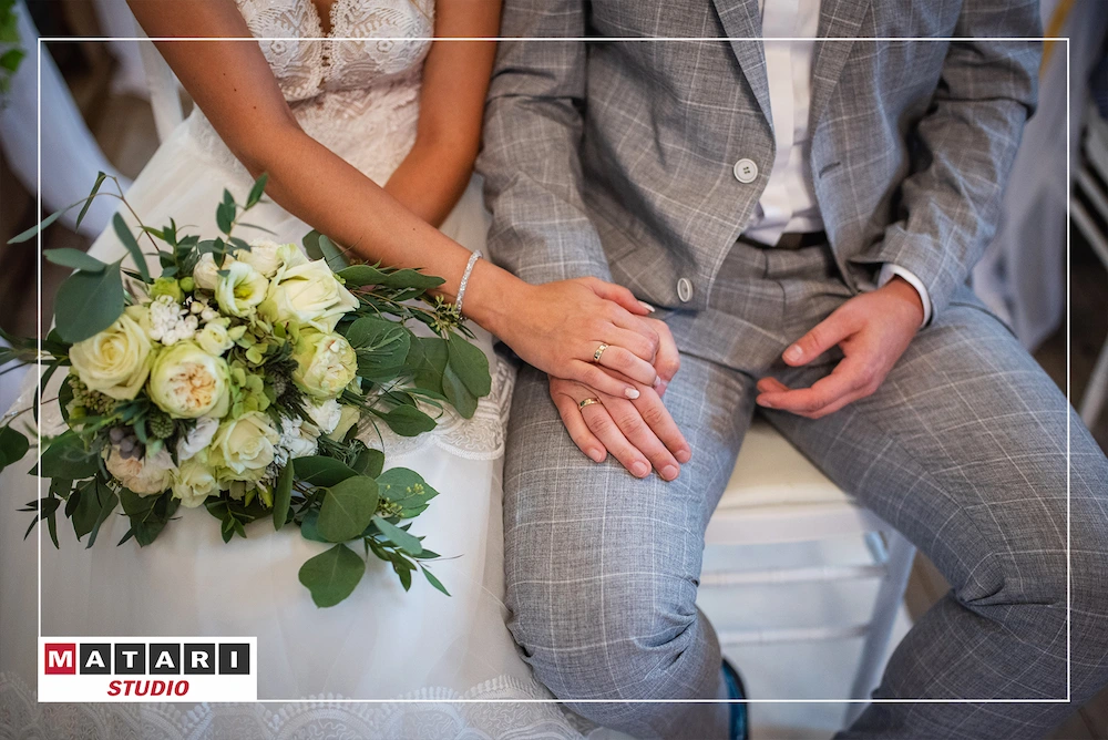 Kamerzysta na wesele uwiecznia detale dekoracji kościelnych