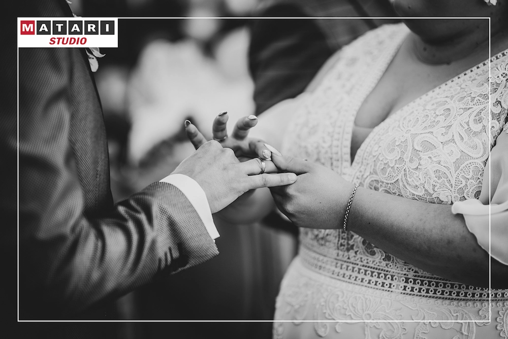 Fotograf na wesele uchwycił detale welonu Panny Młodej