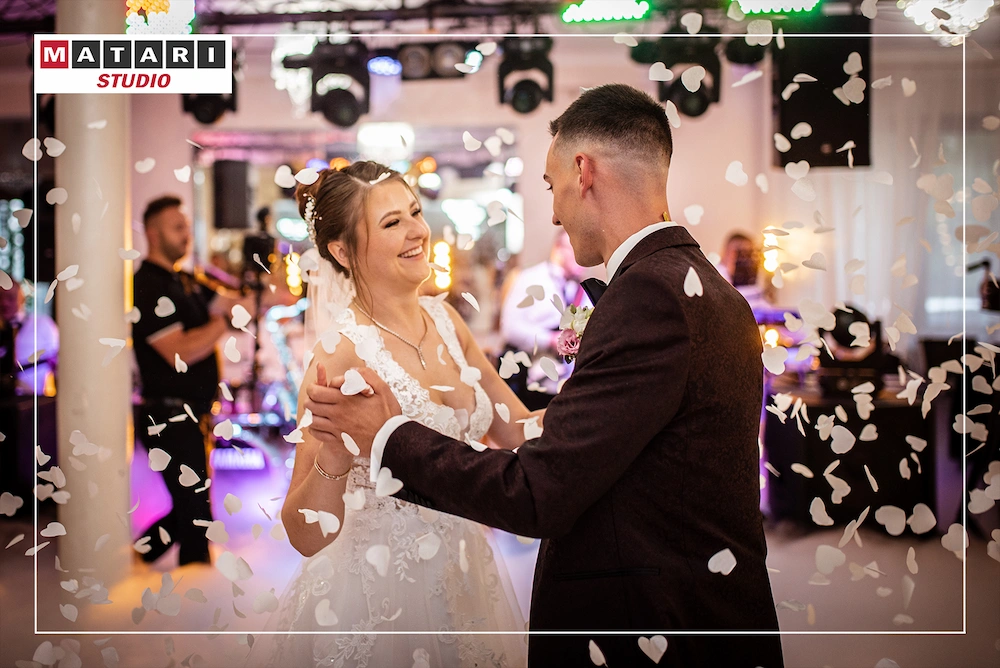 Pierwszy taniec Pary Młodej uchwycony przez kamerzystę na weselu