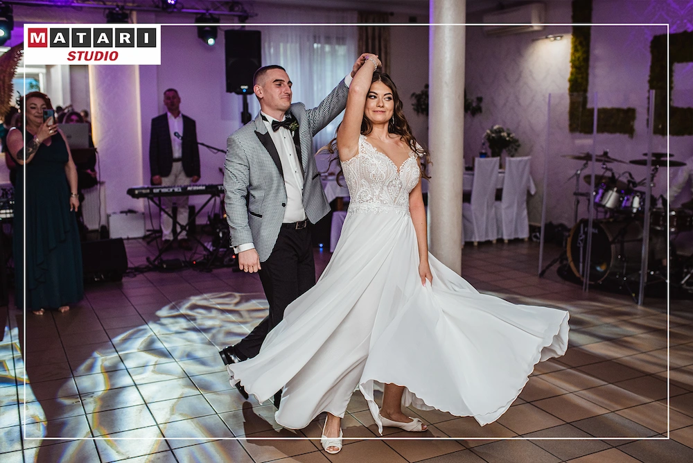 Uśmiechnięci goście weselni w trakcie zabawy