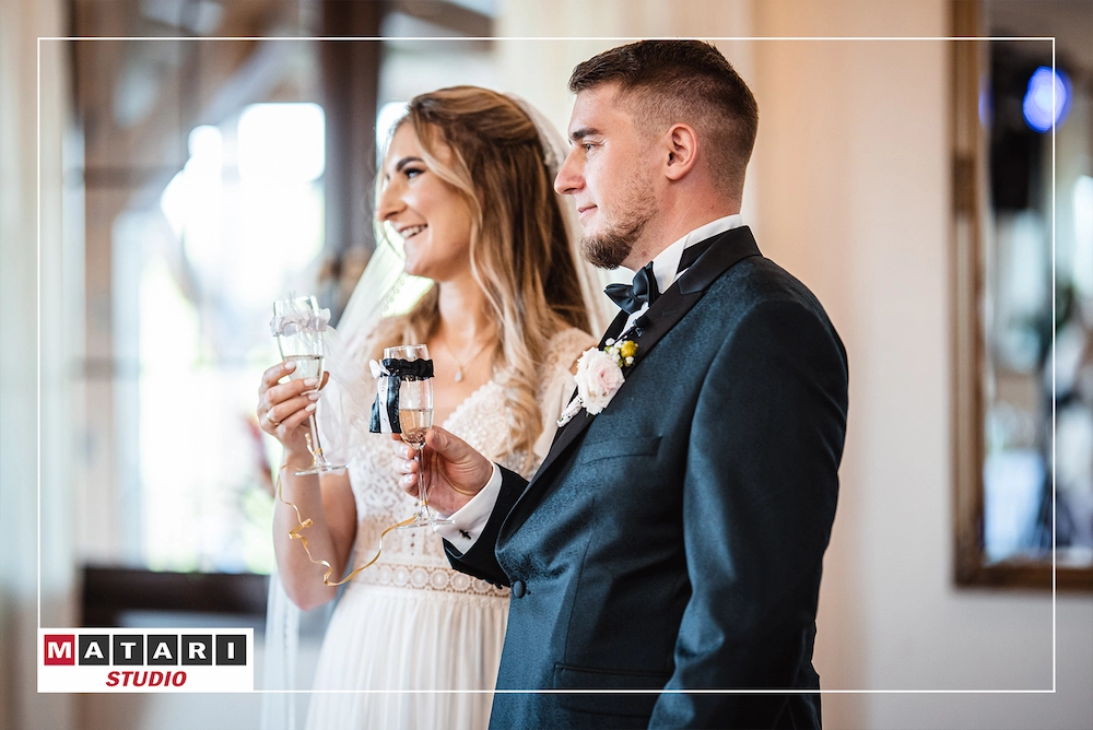 Goście weselni wznoszący toast za szczęście nowożeńców