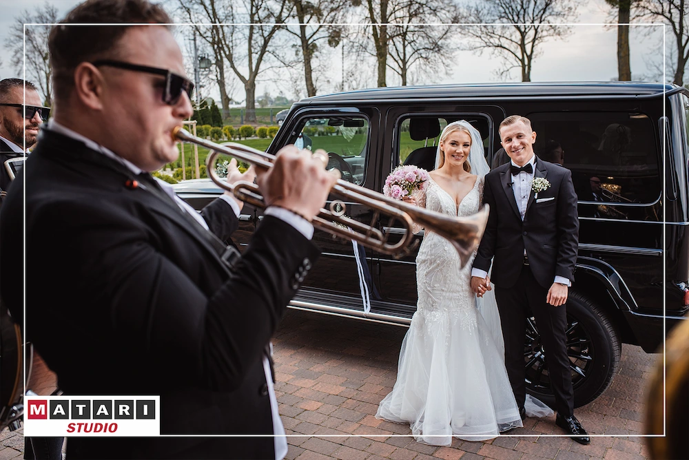 Panna Młoda w pięknej sukni ślubnej