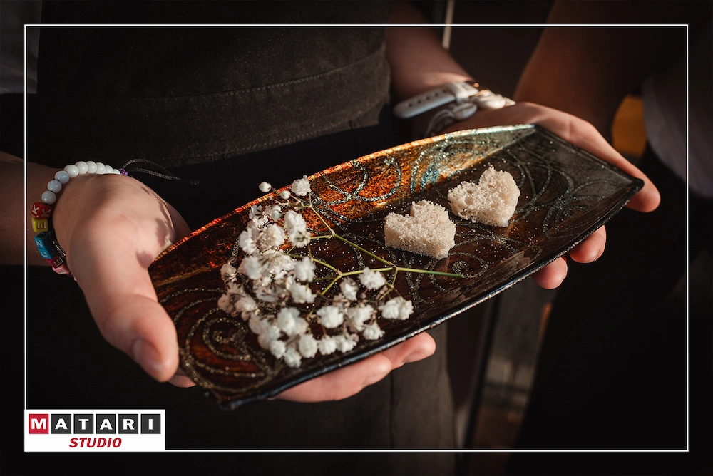 Pan Młody z drużbami podczas przygotowań