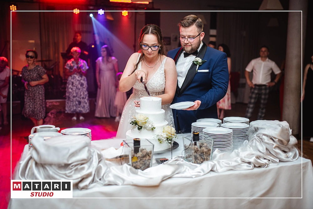 Taniec gości weselnych w rytmie muzyki