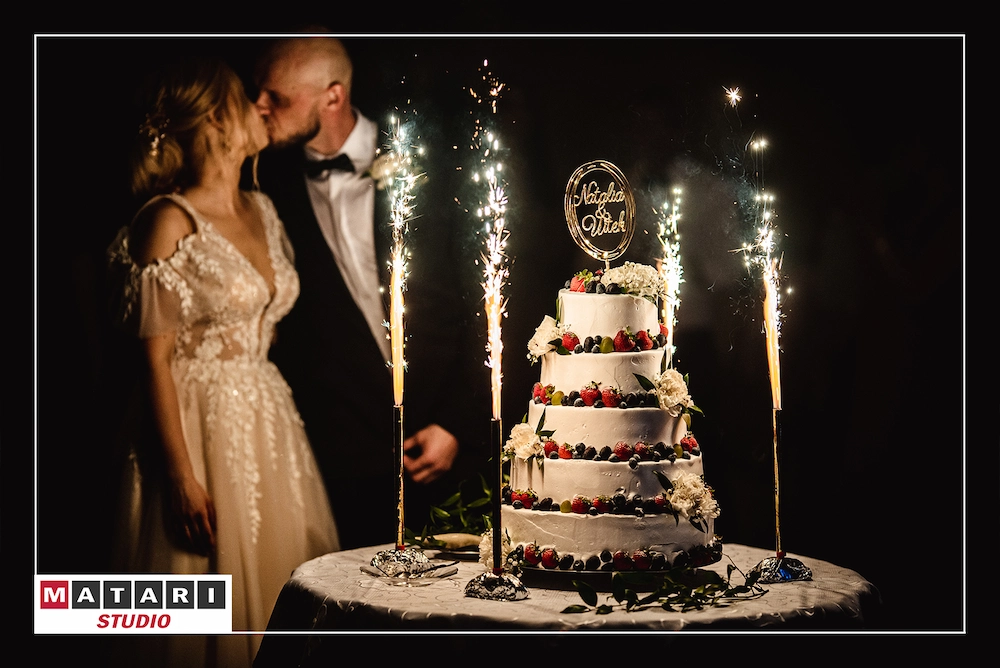 Goście weselni podczas wspólnego zdjęcia grupowego