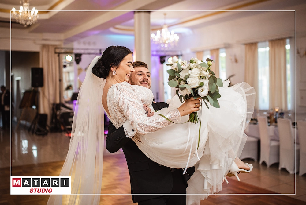 Panna Młoda rzucająca welonem podczas oczepin