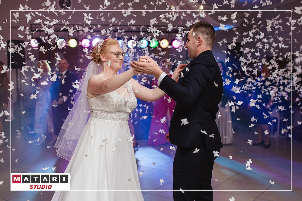 Goście weselni podczas toastu