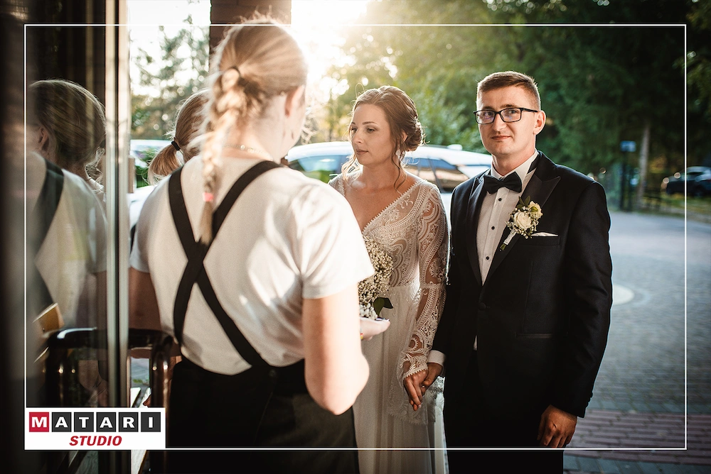 Panna Młoda z druhnami w radosnym momencie