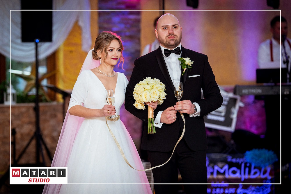 Pan Młody z drużbami podczas toastu