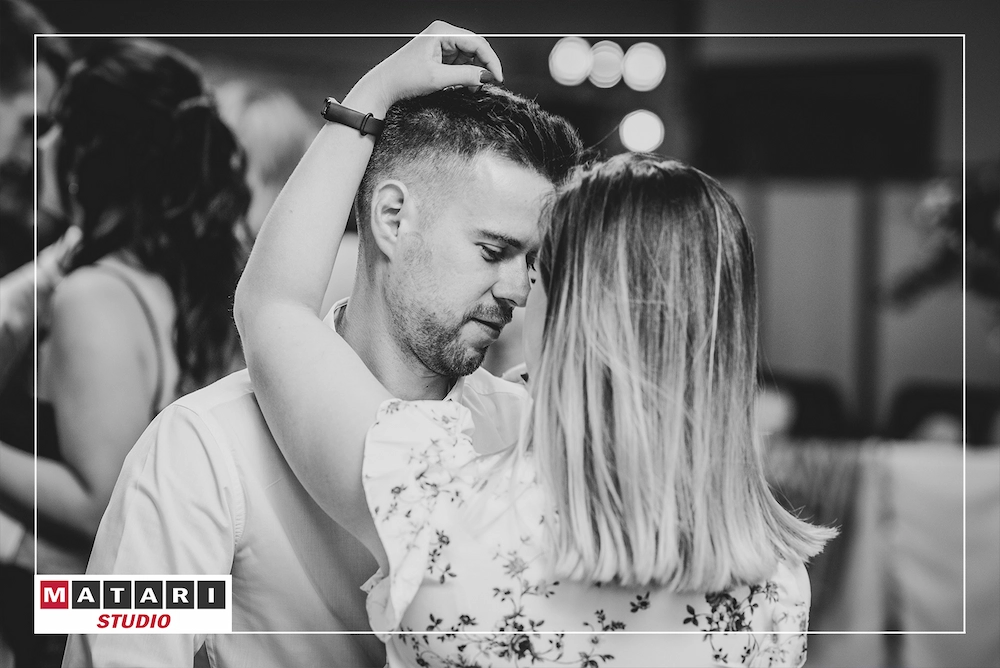 Taniec Pary Młodej w romantycznym świetle