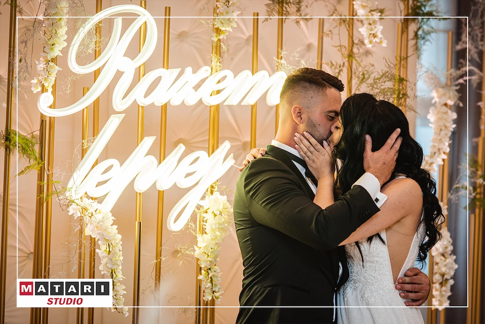 Szczegół tortu weselnego w eleganckim stylu