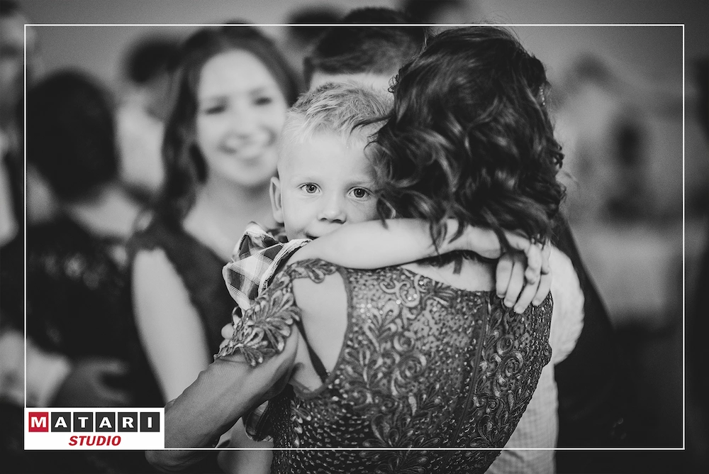 Para Młoda w radosnym momencie wesela