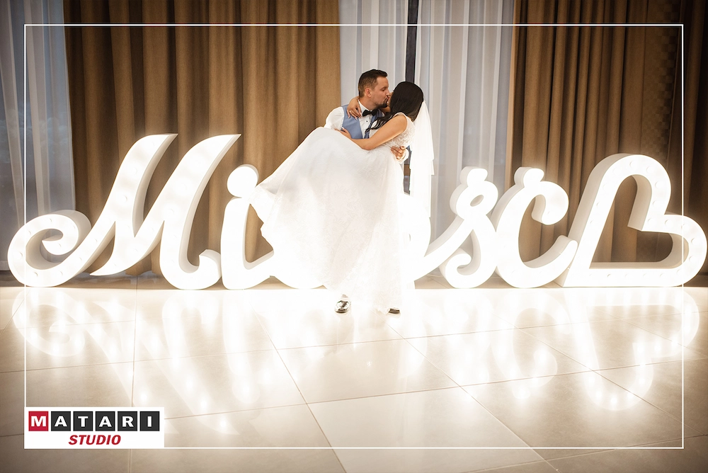 Goście weselni podczas zabawy tanecznej