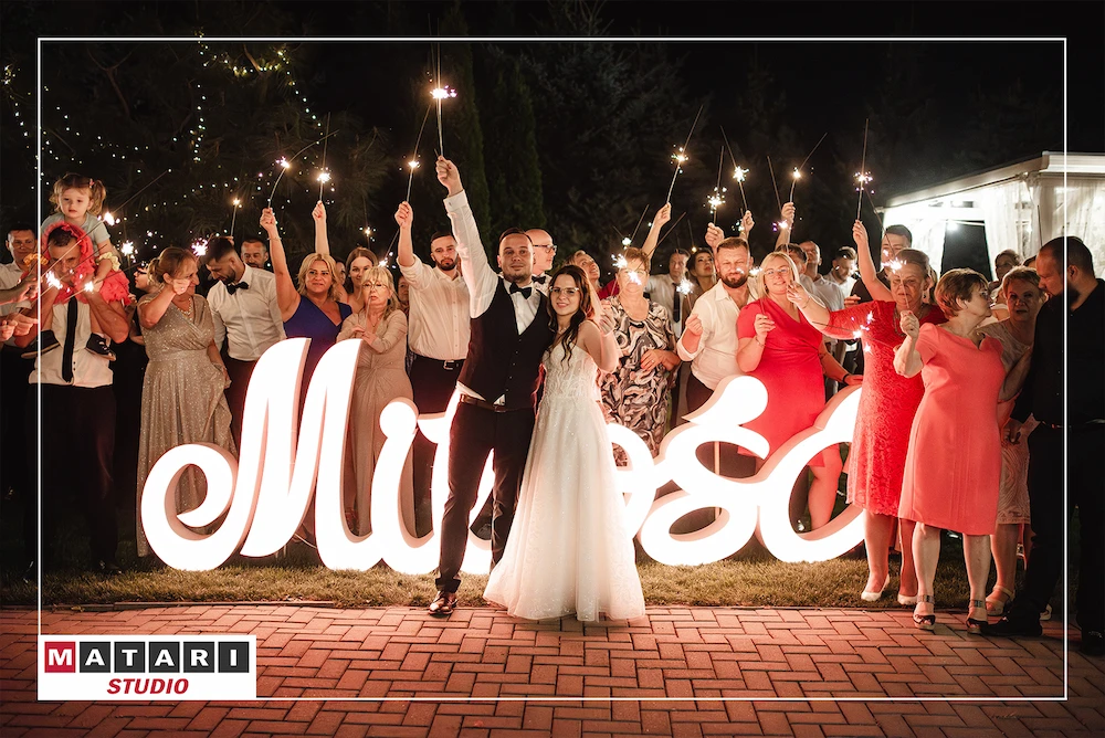 Para Młoda podczas romantycznego tańca