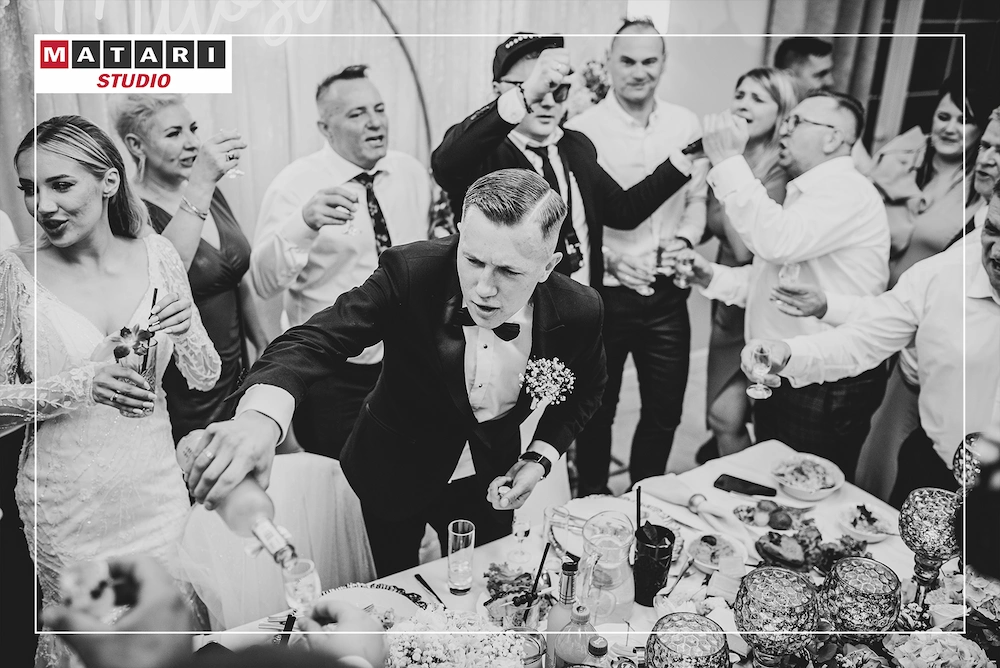 Goście weselni podczas energetycznej zabawy