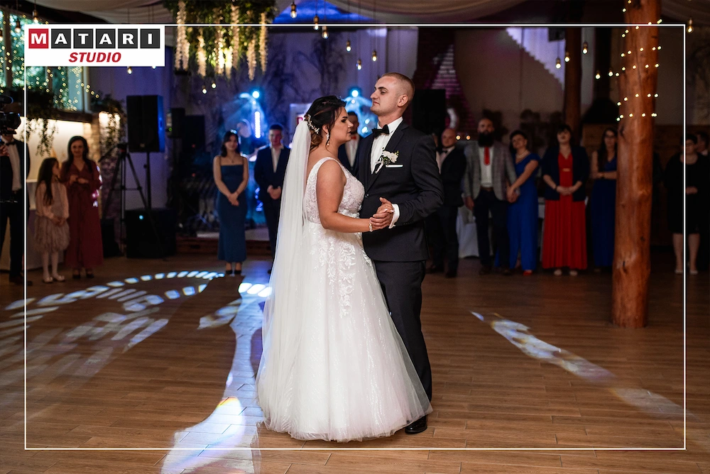 Para Młoda podczas krojenia tortu