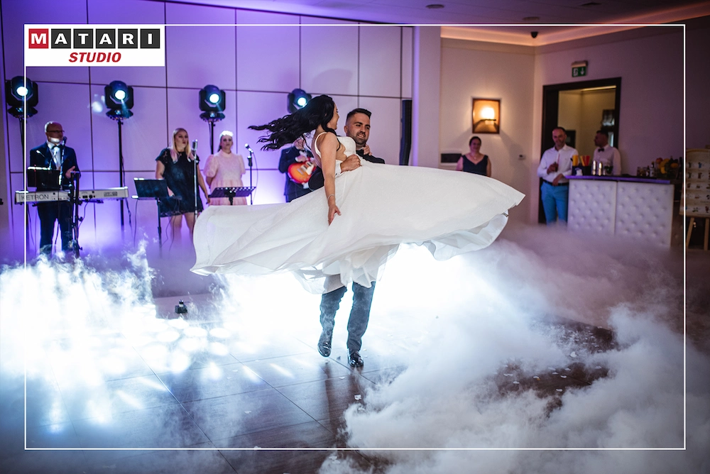 Panna Młoda z druhnami w radosnym momencie