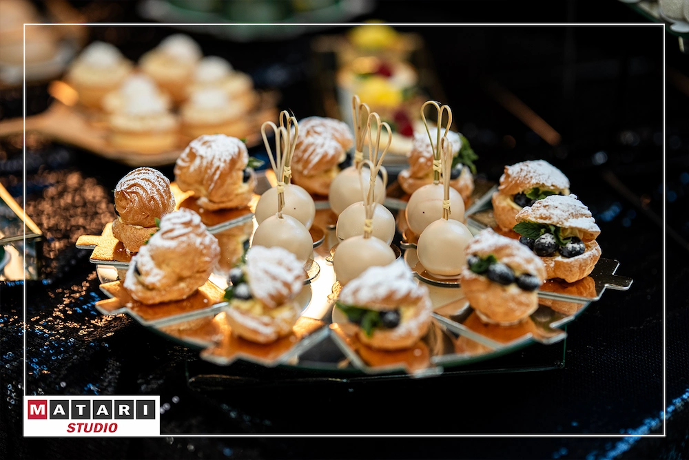 Pan Młody z drużbami podczas toastu