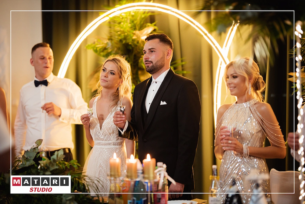 Taniec gości weselnych w rytmie muzyki