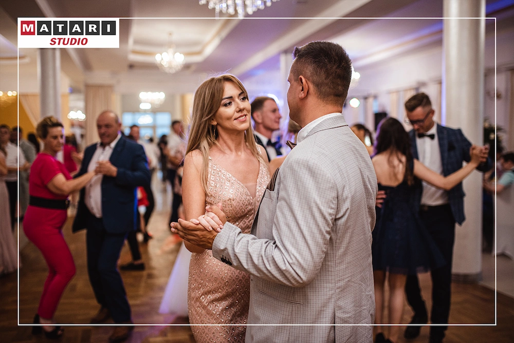 Romantyczny moment Pary Młodej na weselu