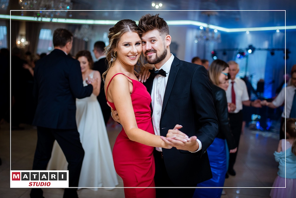 Panna Młoda rzucająca welonem podczas oczepin