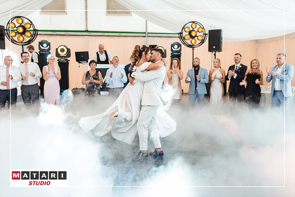 Pan Młody w emocjonującym momencie wesela