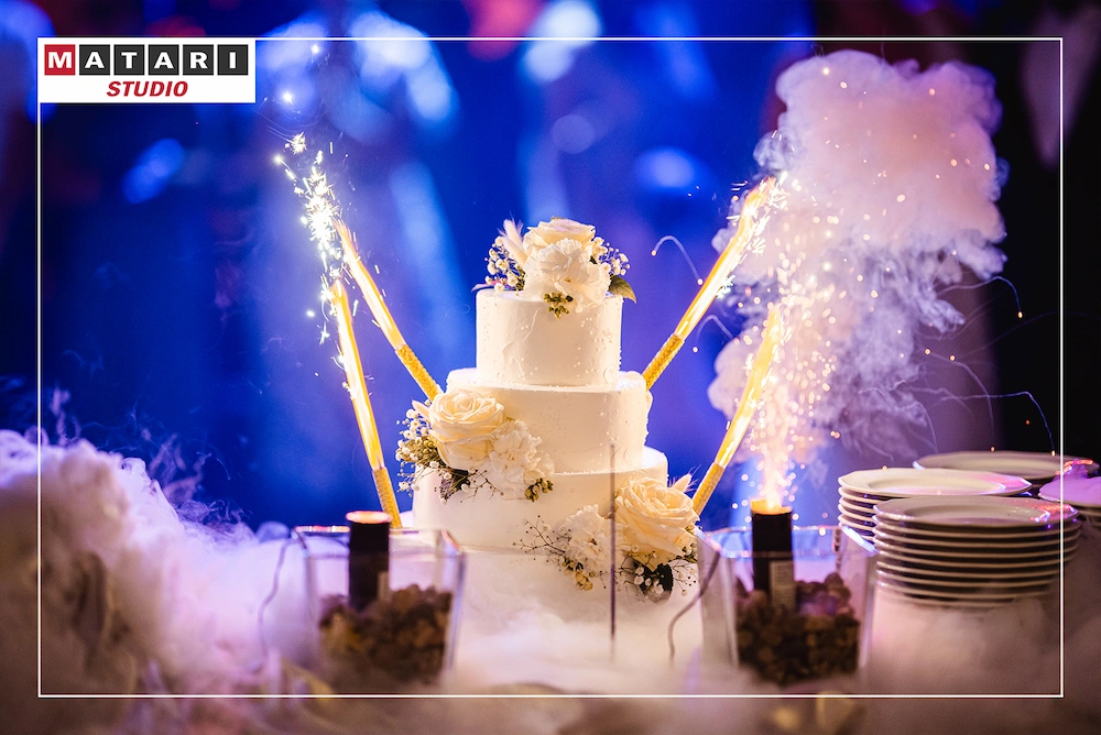 Goście weselni podczas toastu za miłość