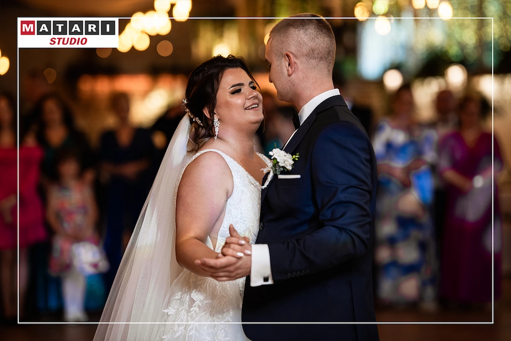 Szczegół dekoracji kwiatowych na weselu