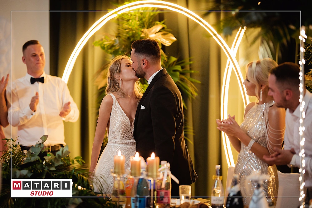 Goście weselni w trakcie wspólnej zabawy