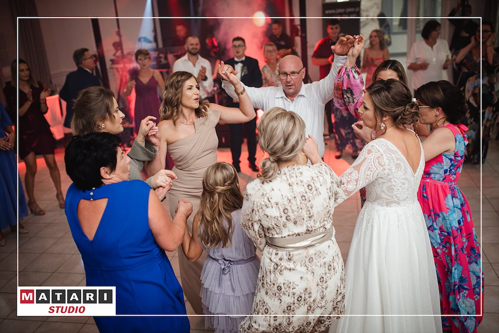 Goście weselni podczas wspólnego zdjęcia grupowego