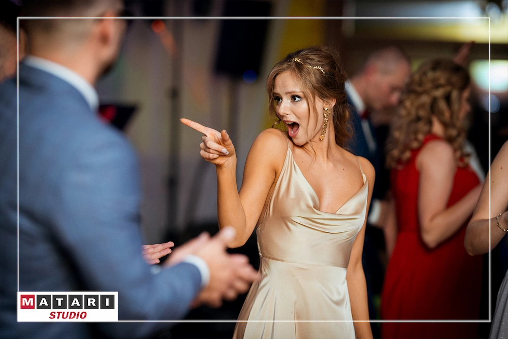 Panna Młoda z druhnami w radosnym momencie