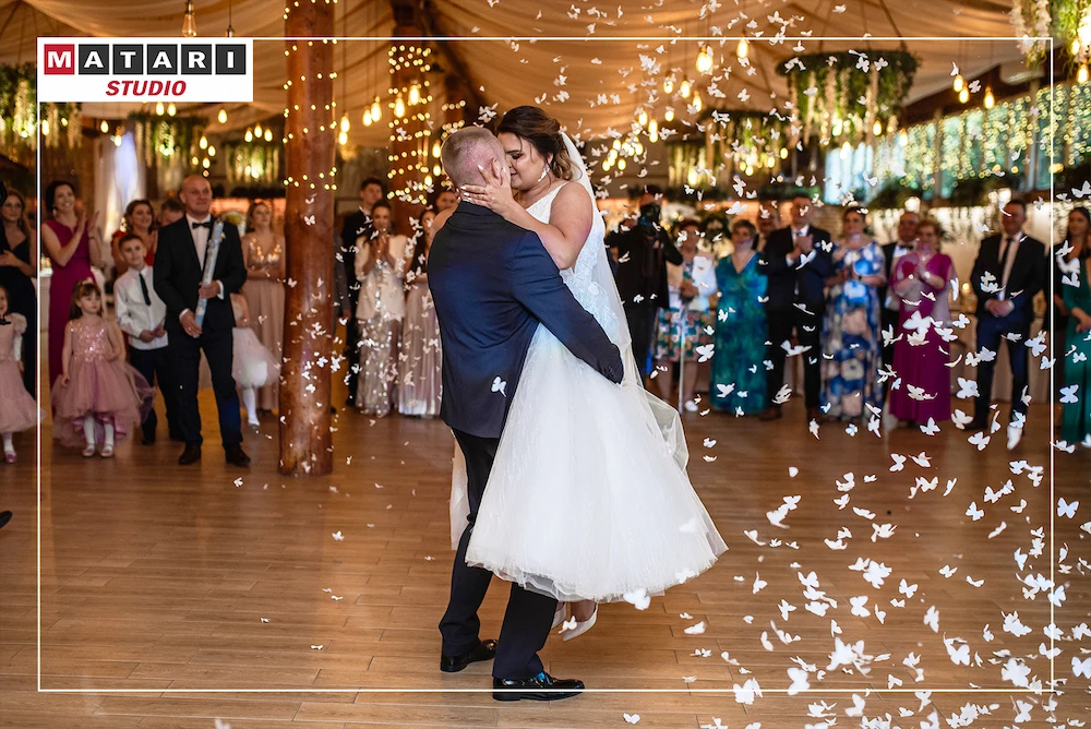 Pan Młody z drużbami podczas toastu