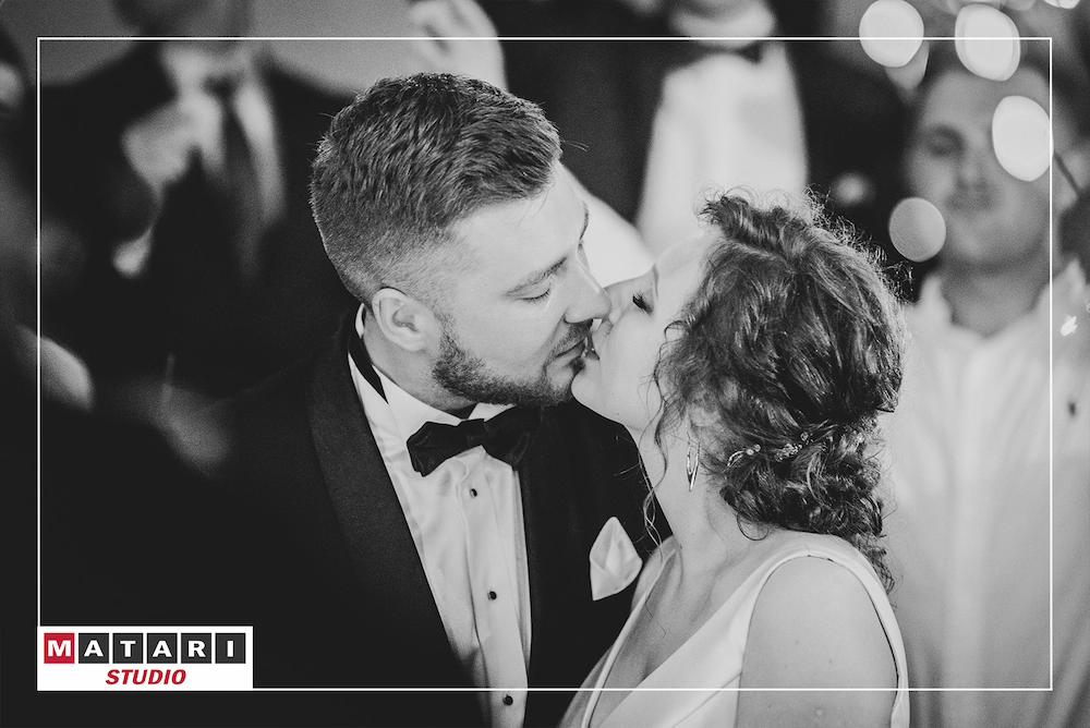 Goście weselni podczas wspólnego tańca