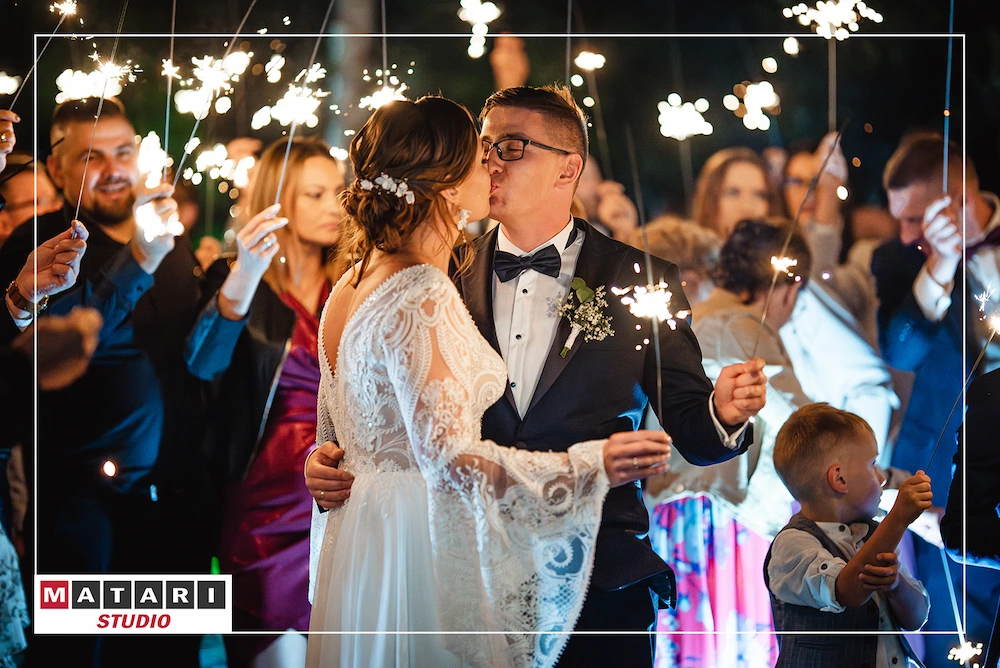 Panna Młoda rzucająca welonem podczas oczepin