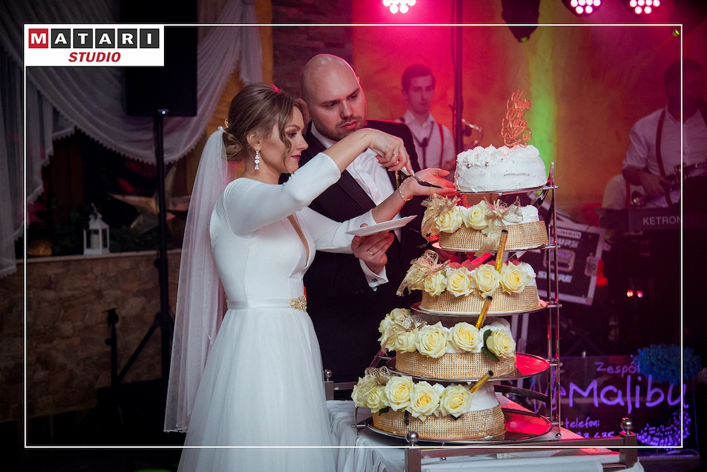 Pan Młody w emocjonującym momencie wesela