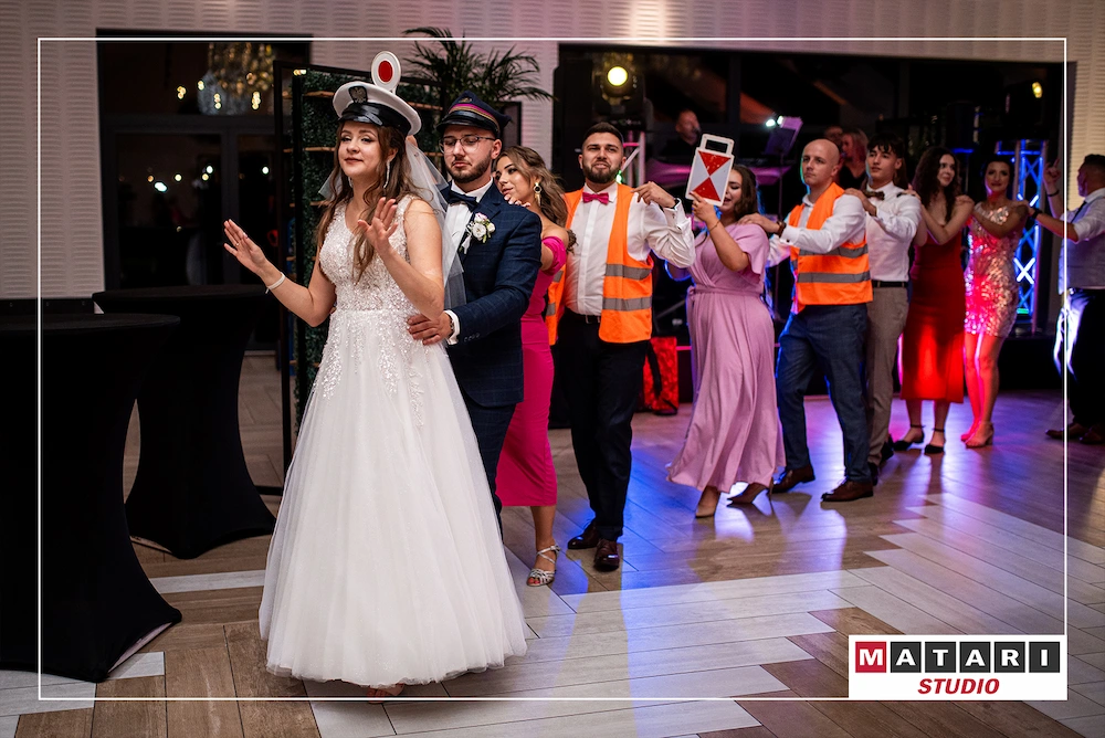 Szczegół dekoracji kwiatowych na weselu