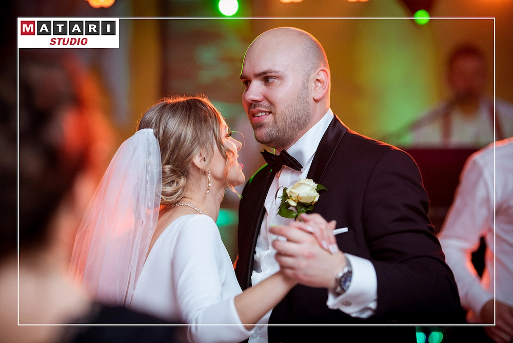 Taniec dzieci na weselu w radosnej atmosferze