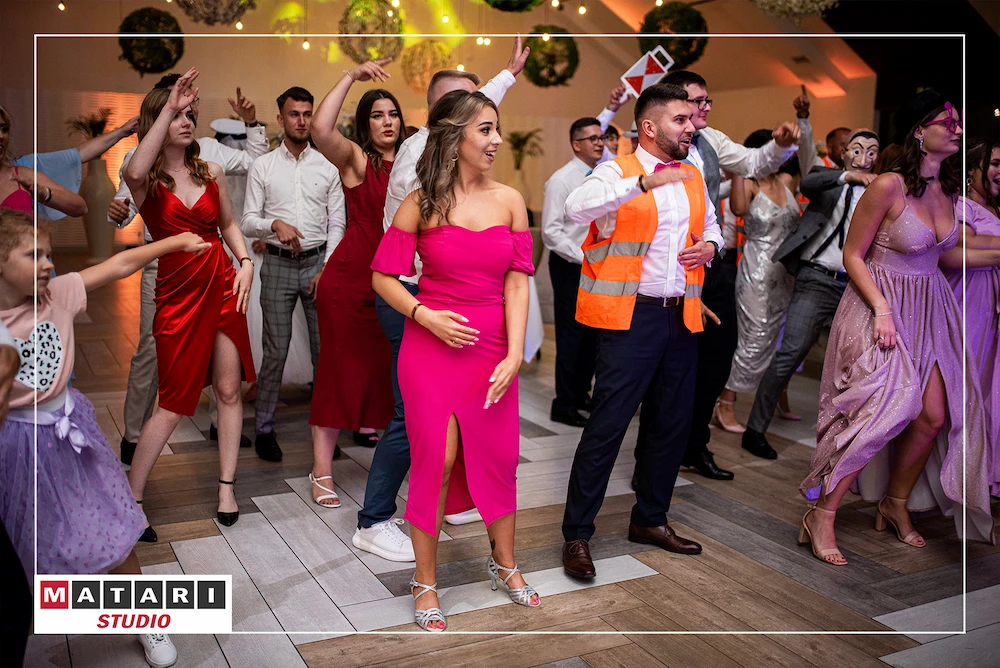 Goście weselni podczas wspólnego zdjęcia grupowego