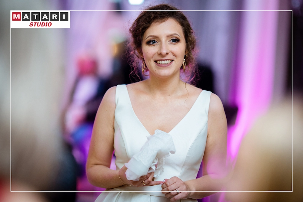 Panna Młoda z druhnami w radosnym momencie