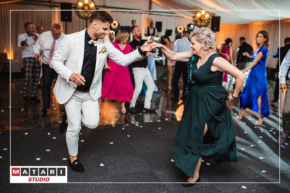 Pan Młody z drużbami podczas toastu