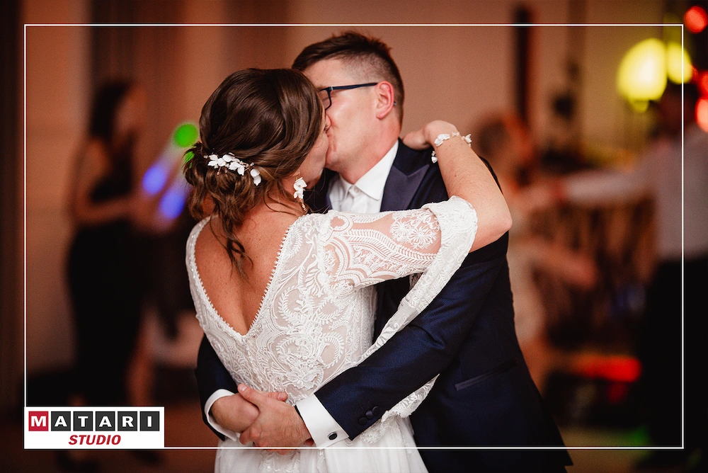 Taniec gości weselnych w rytmie muzyki