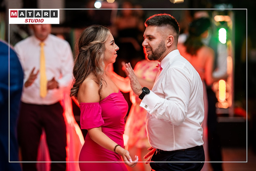 Goście weselni podczas wspólnego tańca