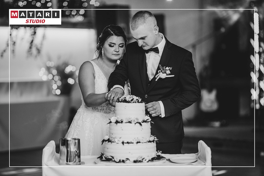 Panna Młoda rzucająca welonem podczas oczepin